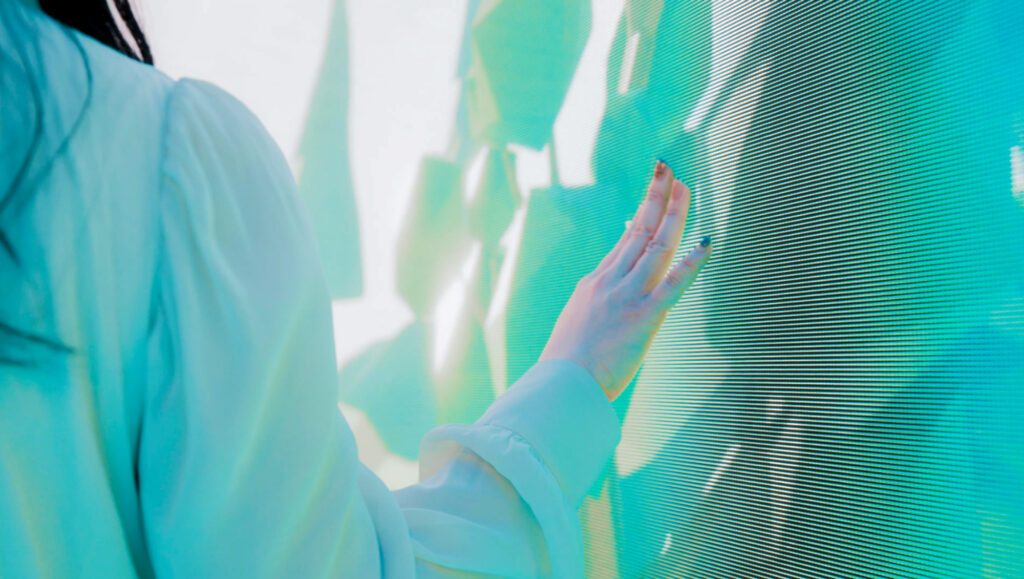 フラクト：フレスポ若葉台の壁面LEDの鮮やかな発色