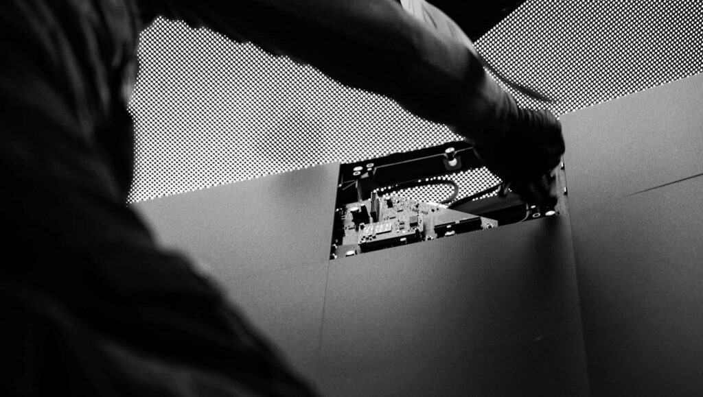 LEDビジョンの施工風景